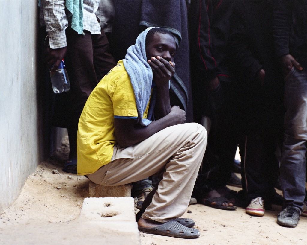 Samuel Gratacap Sans titre, Centre de détention pour migrants de Zaouia, 2014. © Samuel Gratacap Courtesy Galerie du Jour Agnès b, Paris Œuvre exposée à l’IMA 