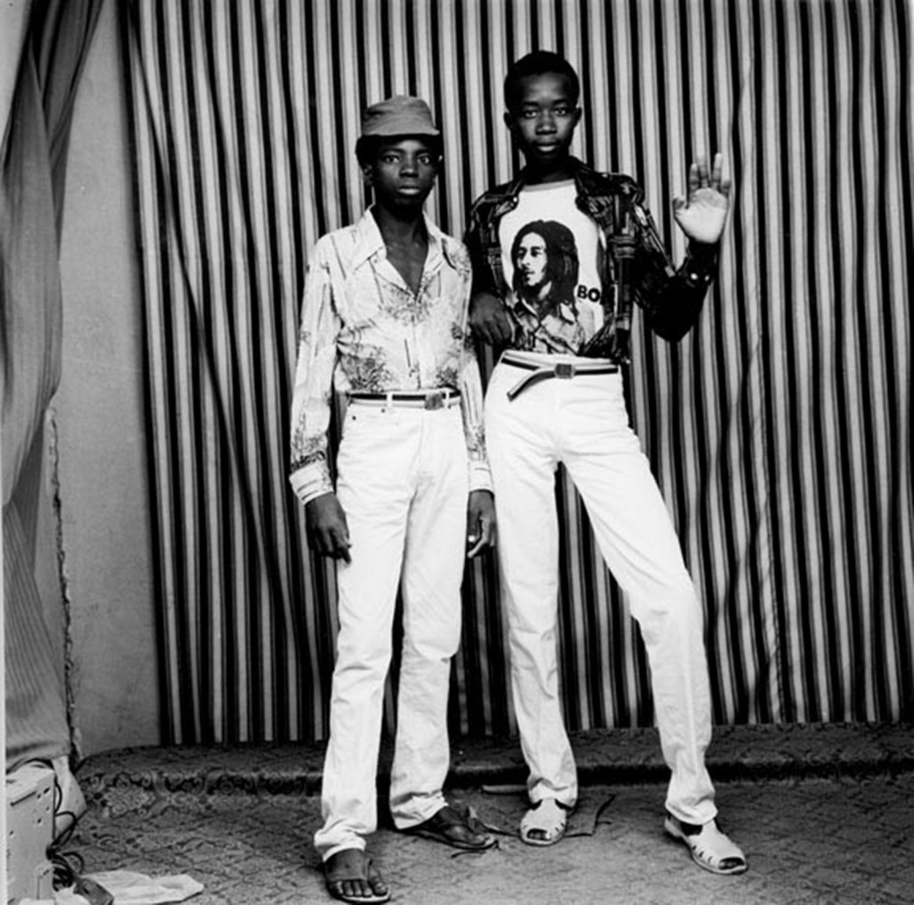 Les deux camarades, juin 1984 Signé, daté et titré sur l'avers en bas Photographie noir et blanc Tirage de 2008 120 x 120 cm